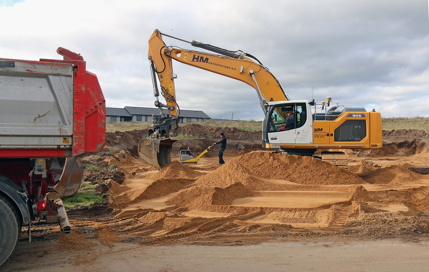 12 crawler excavators for HM-Entreprenør A/S
